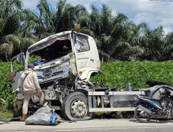 Truk Colt Diesel Bermuatan Sawit Tabrak Trailer di Lintas Pelalawan–Siak, Sopir Kritis