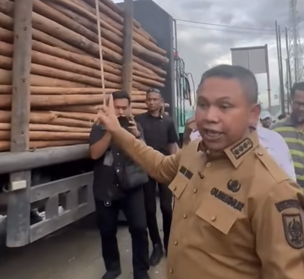 Gubri Abdul Wahid Geram, Minta Truk Non-BM Rekanan PT IKPP Segera Mutasi Kendaraan ke Riau Gubri Abdul Wahid Geram, Minta Truk Non-BM Rekanan PT IKPP Segera Mutasi Kendaraan ke Riau