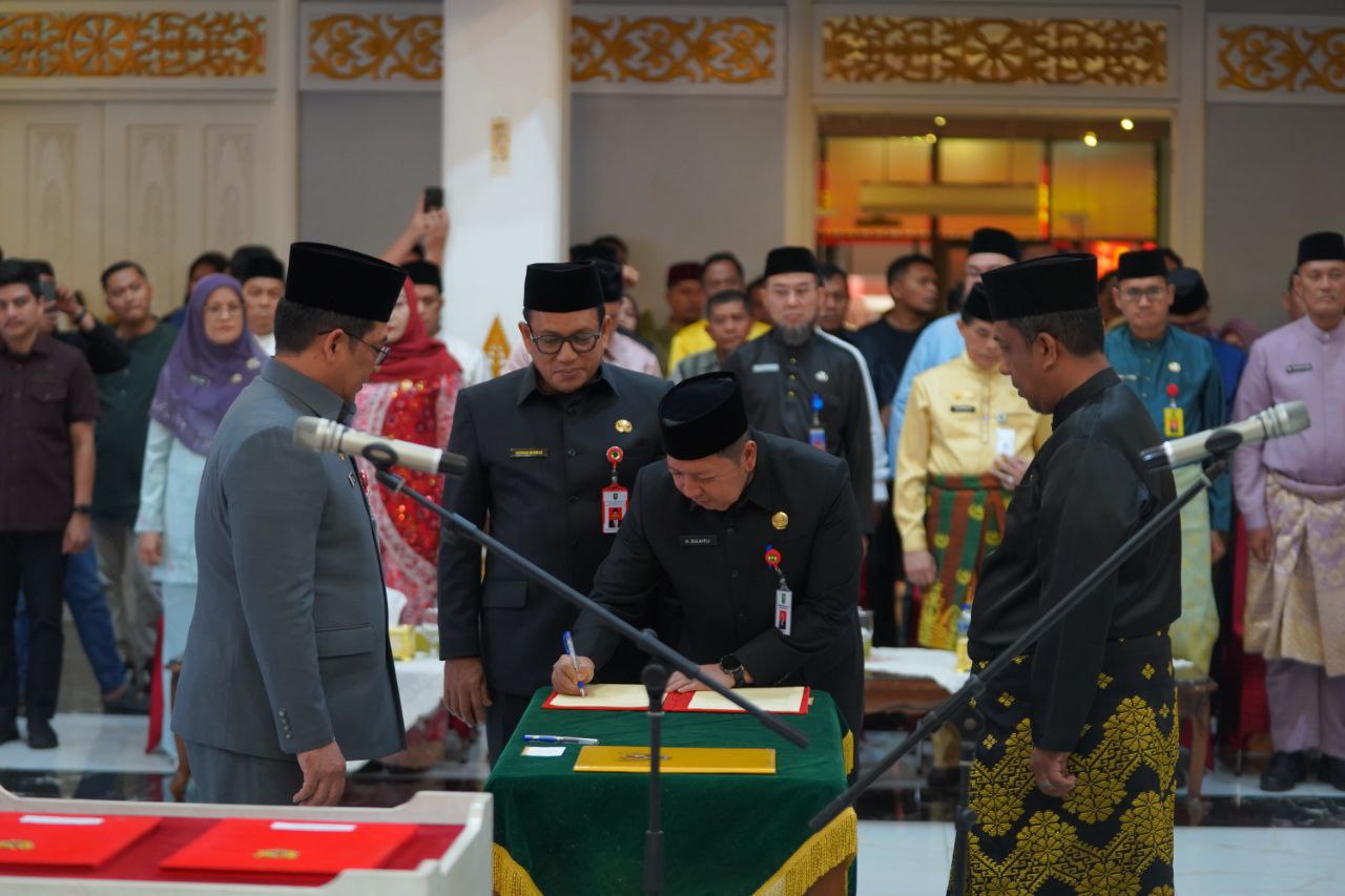 Sekdaprov Riau Syahrial Abdi Lantik Pejabat Eselon II, Kadisdik dan Kadisnaker Berganti Sekdaprov Riau Syahrial Abdi Lantik Pejabat Eselon II, Kadisdik dan Kadisnaker Berganti
