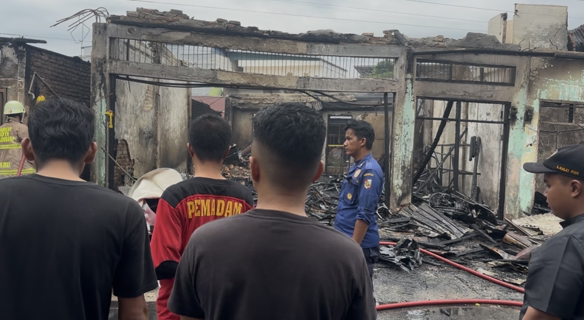 Kebakaran Hebat Lahap 7 Kios di Jalan Pepaya Pekanbaru, Damkar Turjukan 6 Unit Armada Padamkan Api