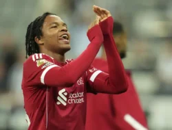 Wonderkid Rio Ngumoha Resmi Ikat Kontrak Profesional, Liverpool Pastikan Masa Depan Sayap Muda Berbakat
