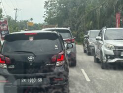 Festival Pacu Sampan di Okura Bikin Jalan Pekanbaru–Siak Macet Panjang