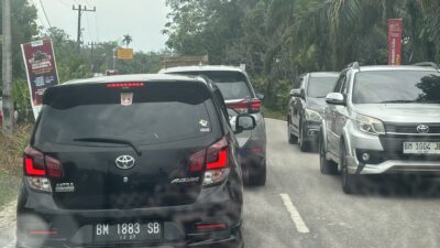 Festival Pacu Sampan di Okura Bikin Jalan Pekanbaru–Siak Macet Panjang