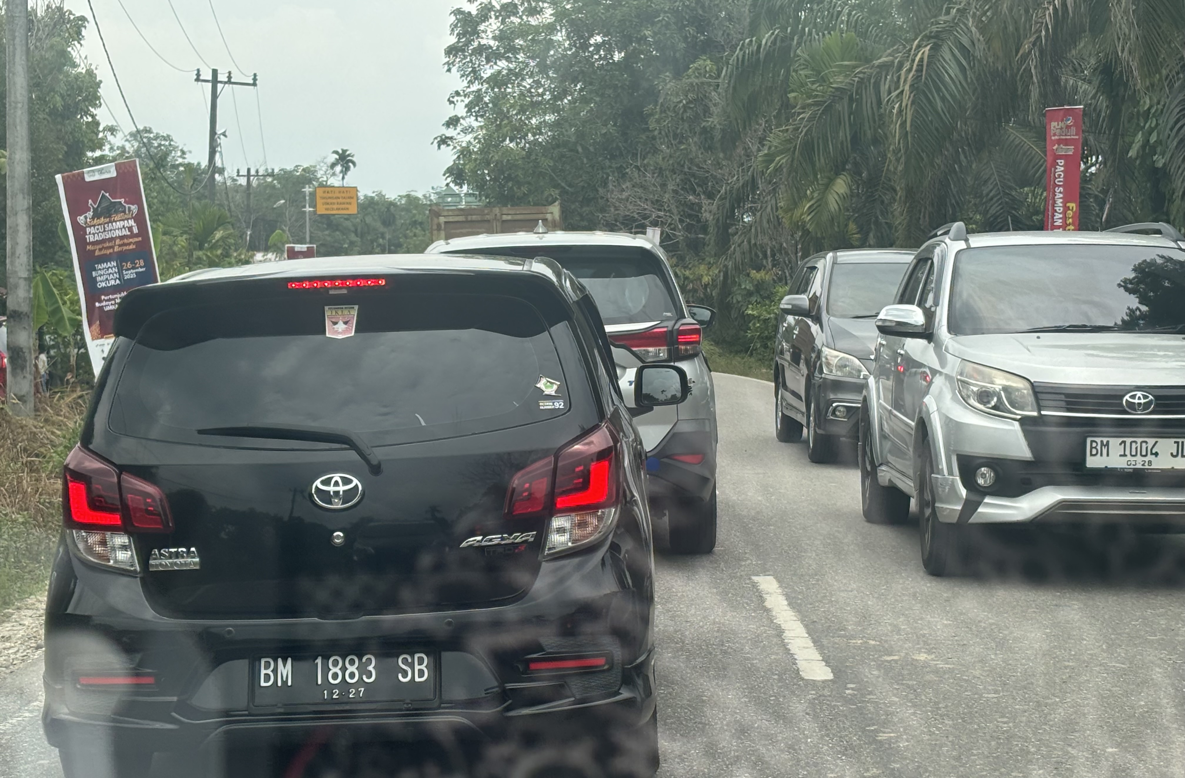 Festival Pacu Sampan di Okura Bikin Jalan Pekanbaru–Siak Macet Panjang