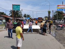 Jalan Rusak Tak Kunjung Diperbaiki, Warga Minas Blokir Akses ke Perawang