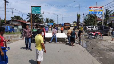 Jalan Rusak Tak Kunjung Diperbaiki, Warga Minas Blokir Akses ke Perawang