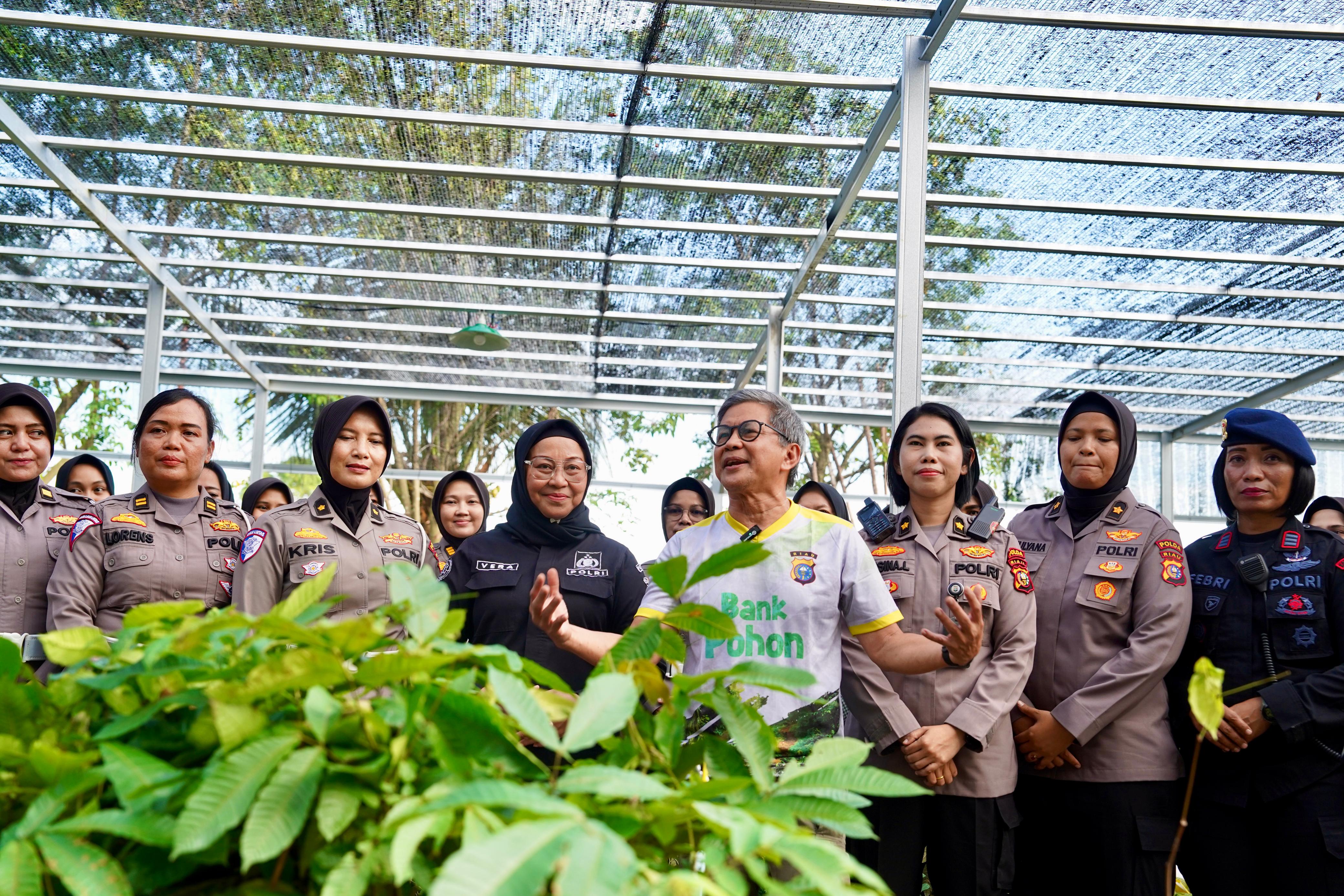 Perayaan HUT Polwan Ke-77 di Polda Riau Bersama Rocky Gerung
