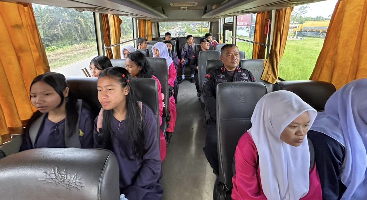 Peduli Dunia Pendidikan, Brimob Polda Riau Hadirkan Bus Sekolah Geratis Peduli Dunia Pendidikan, Brimob Polda Riau Hadirkan Bus Sekolah Geratis