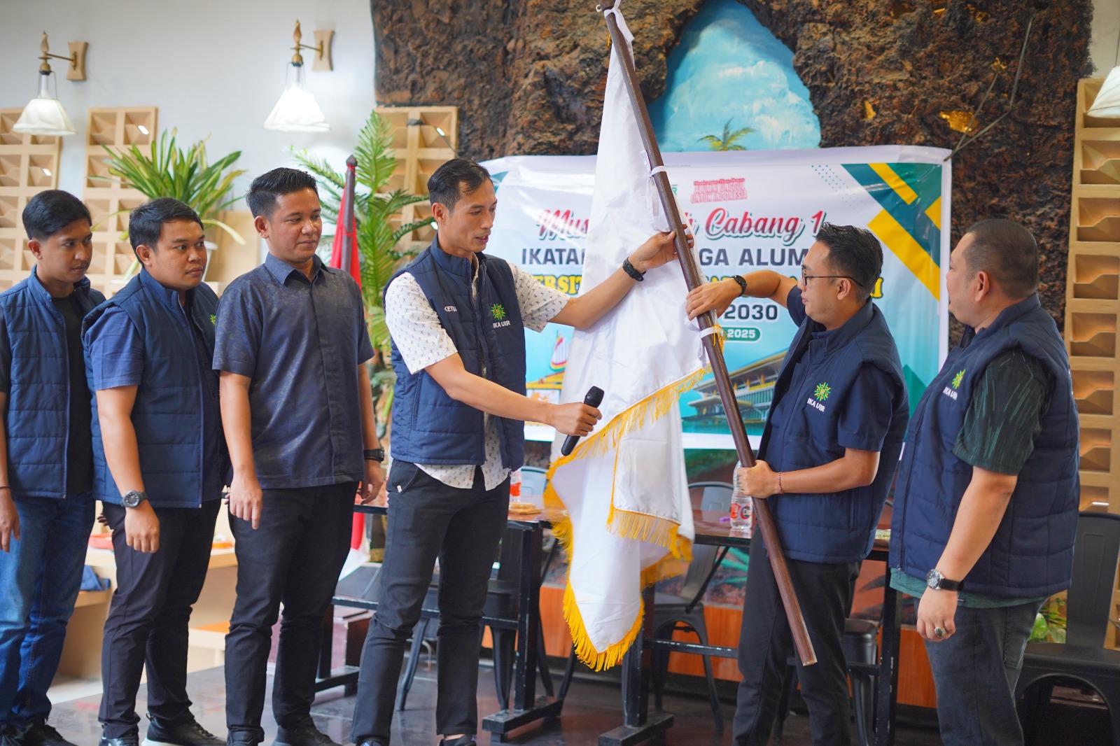IKA UIR Dumai Resmi Dipimpin Vincent, Wali Kota Paisal: Alumni UIR Mitra Strategis Pemerintah IKA UIR Dumai Resmi Dipimpin Vincent, Wali Kota Paisal: Alumni UIR Mitra Strategis Pemerintah