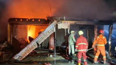 Konsleting Picu Kebakaran di Pekanbaru, Empat Bangunan Ludes Dilalap Api Konsleting Picu Kebakaran di Pekanbaru, Empat Bangunan Ludes Dilalap Api