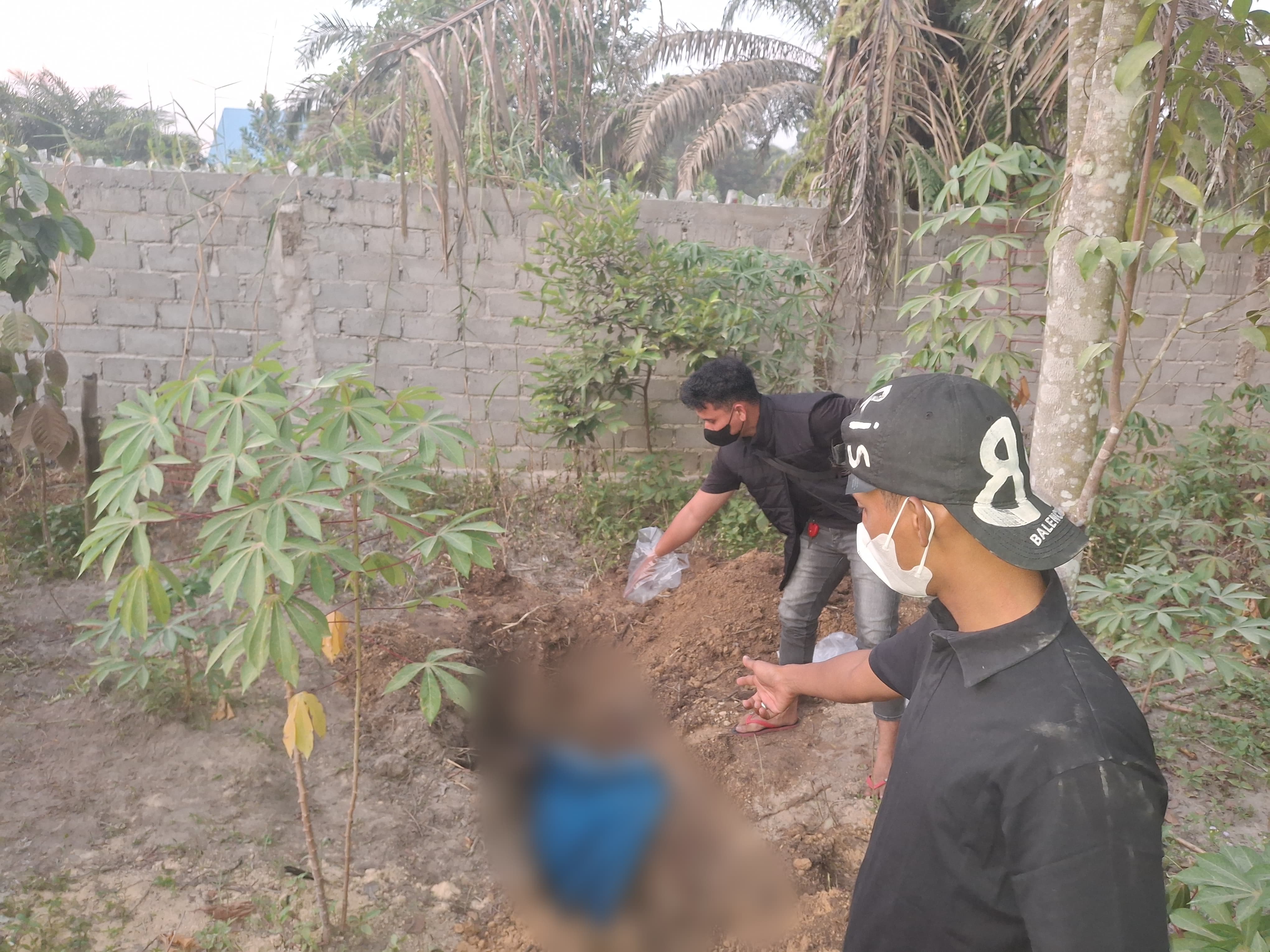 Warga Perawang-Siak Temukan Mayat Mr. X Terkubur di Kebun Singkong