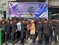 Brimob Riau laksanakan gotong royong dan berikan bibit pohon Green Policing, Sempena HUT ke-80 Brimob Polri