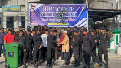Brimob Riau laksanakan gotong royong dan berikan bibit pohon Green Policing, Sempena HUT ke-80 Brimob Polri