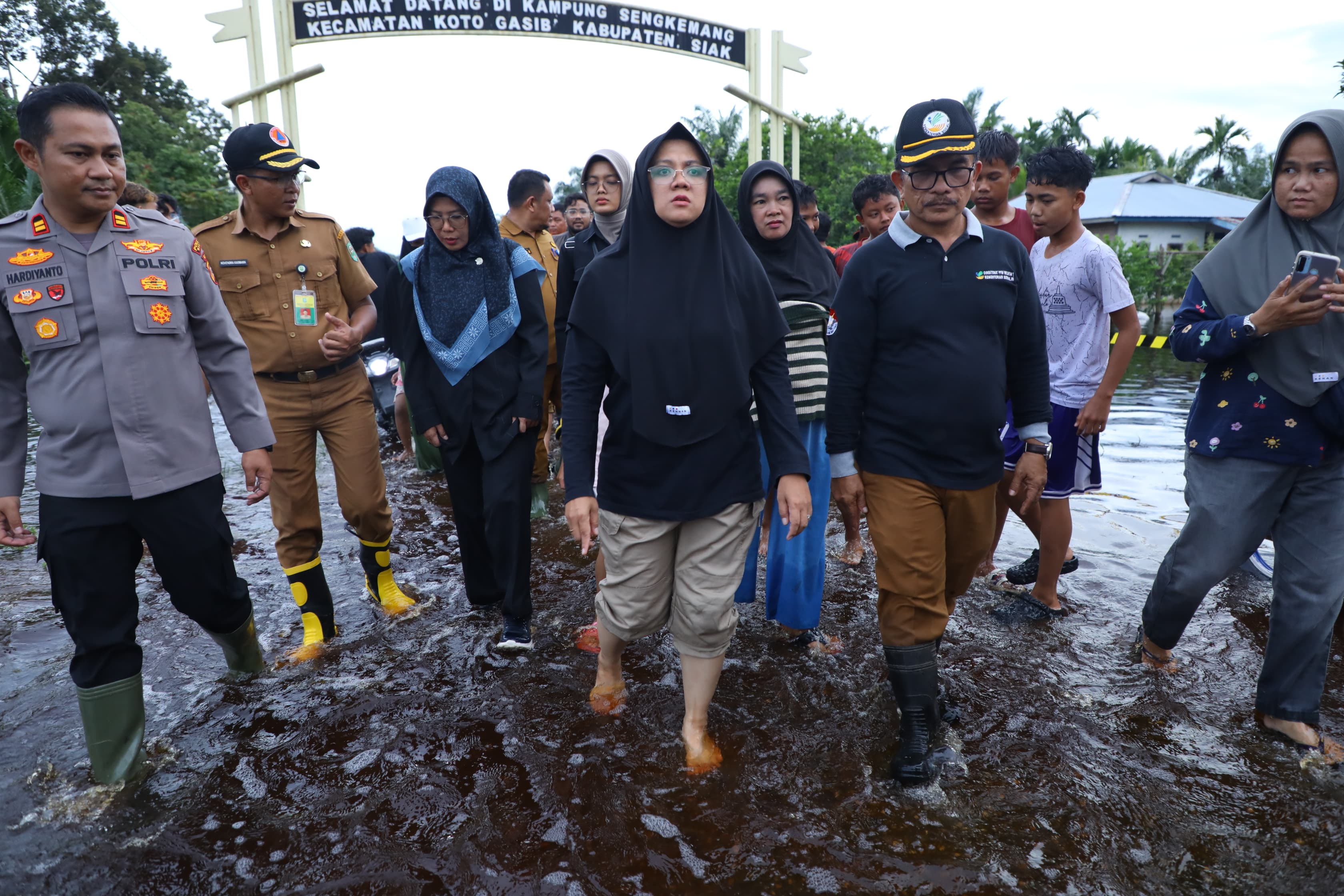 Bupati Siak Turun Tangan Tinjau Banjir di Koto Gasib, 213 KK Diungsikan Ke Tenda