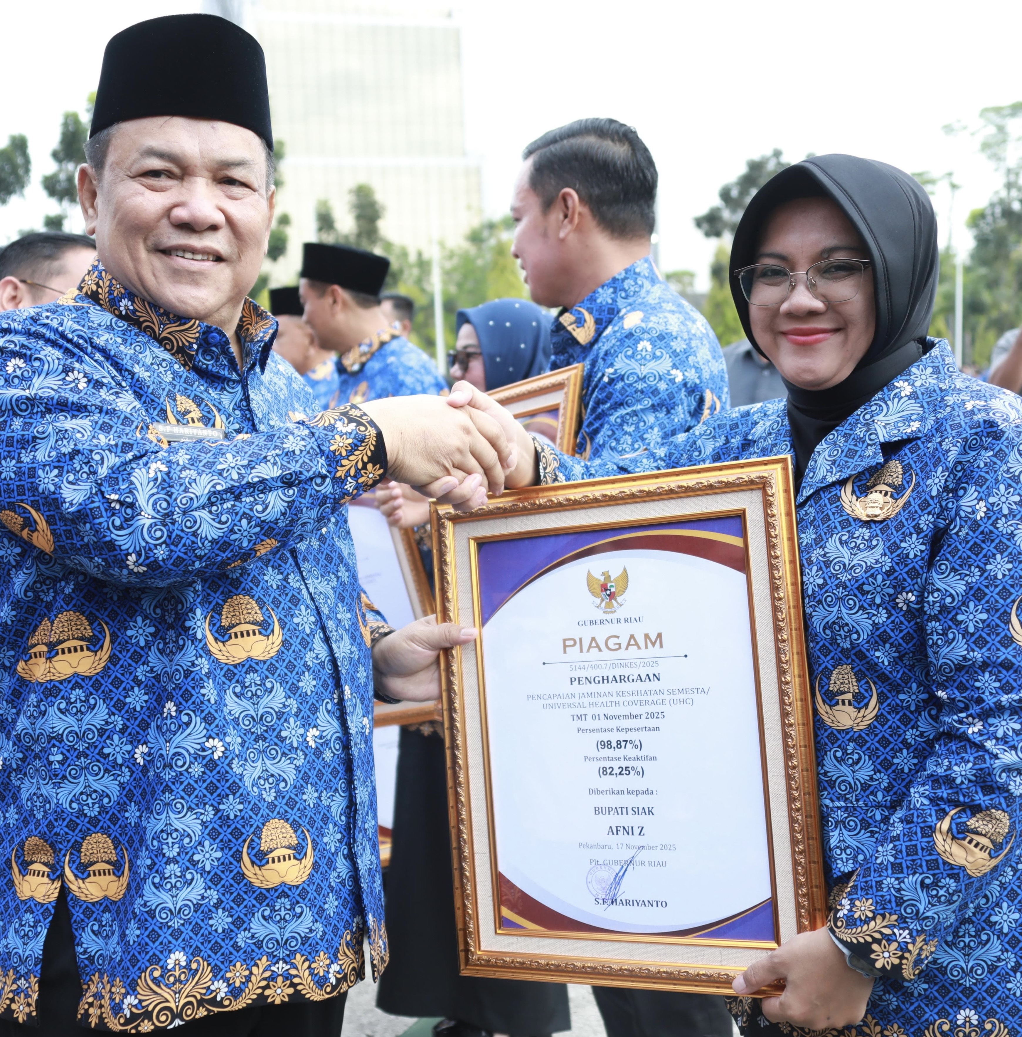 Komitmen Wujudkan Layanan Kesehatan Merata, Siak Raih Penghargaan UHC di Hari Kesehatan Nasional 2025