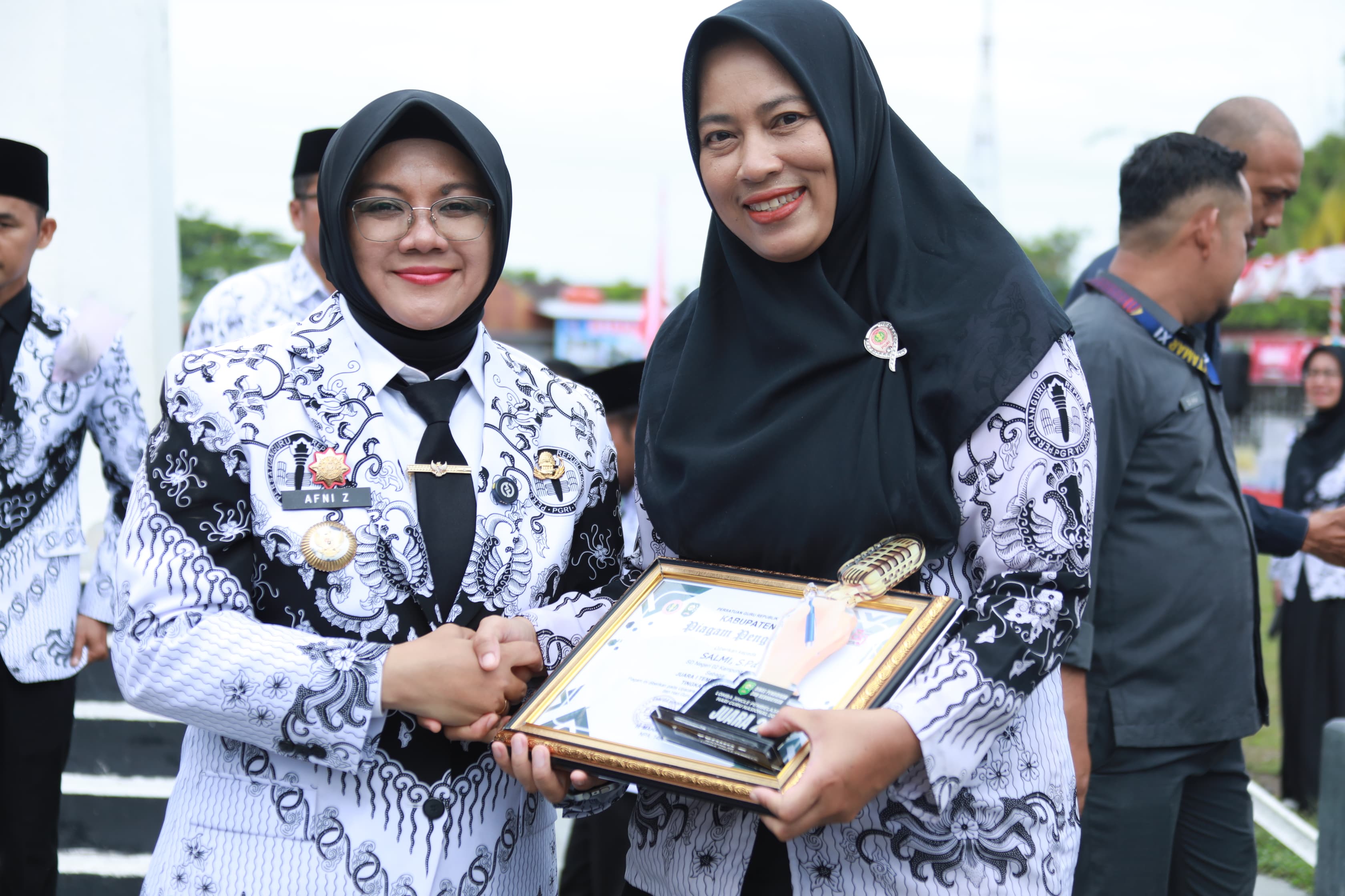 Peringatan HUT Guru Ke- 80 di Siak, Bupati Afni Anugerahkan Penghargaan untuk 52 Guru
