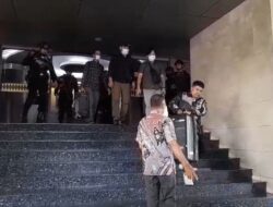 Diduga Terkait Kasus Korupsi Abdul Wahid, KPK Angkut Sekda Prov dan Kabag Protokol