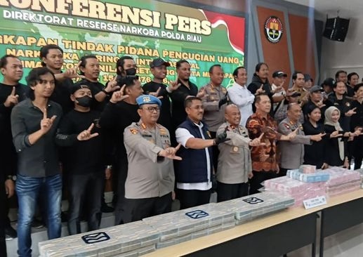 Polda Riau Bongkar Jaringan Narkoba Disertai Pencucian Uang Rp15,26 Miliar Polda Riau Bongkar Jaringan Narkoba Disertai Pencucian Uang Rp15,26 Miliar