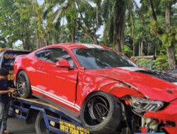 Diduga Lalai, Pengemudi Ford Mustang Tabrak Pohon di Jalan Sudirman Pekanbaru