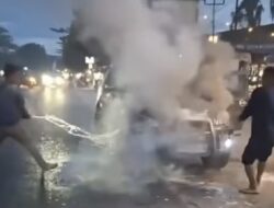Toyota Rush Hampir Hangus Terbakar di Rumbai Pekanbaru, Warga Berhamburan Padamkan Api