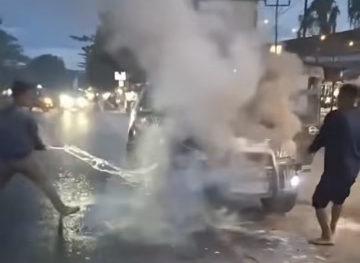 Toyota Rush Hampir Hangus Terbakar di Rumbai Pekanbaru, Warga Berhamburan Padamkan Api