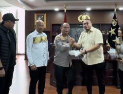 Andre Rosiade Serahkan Rp100 Juta ke Polda Sumbar untuk Dapur Umum Korban Banjir dan Longsor