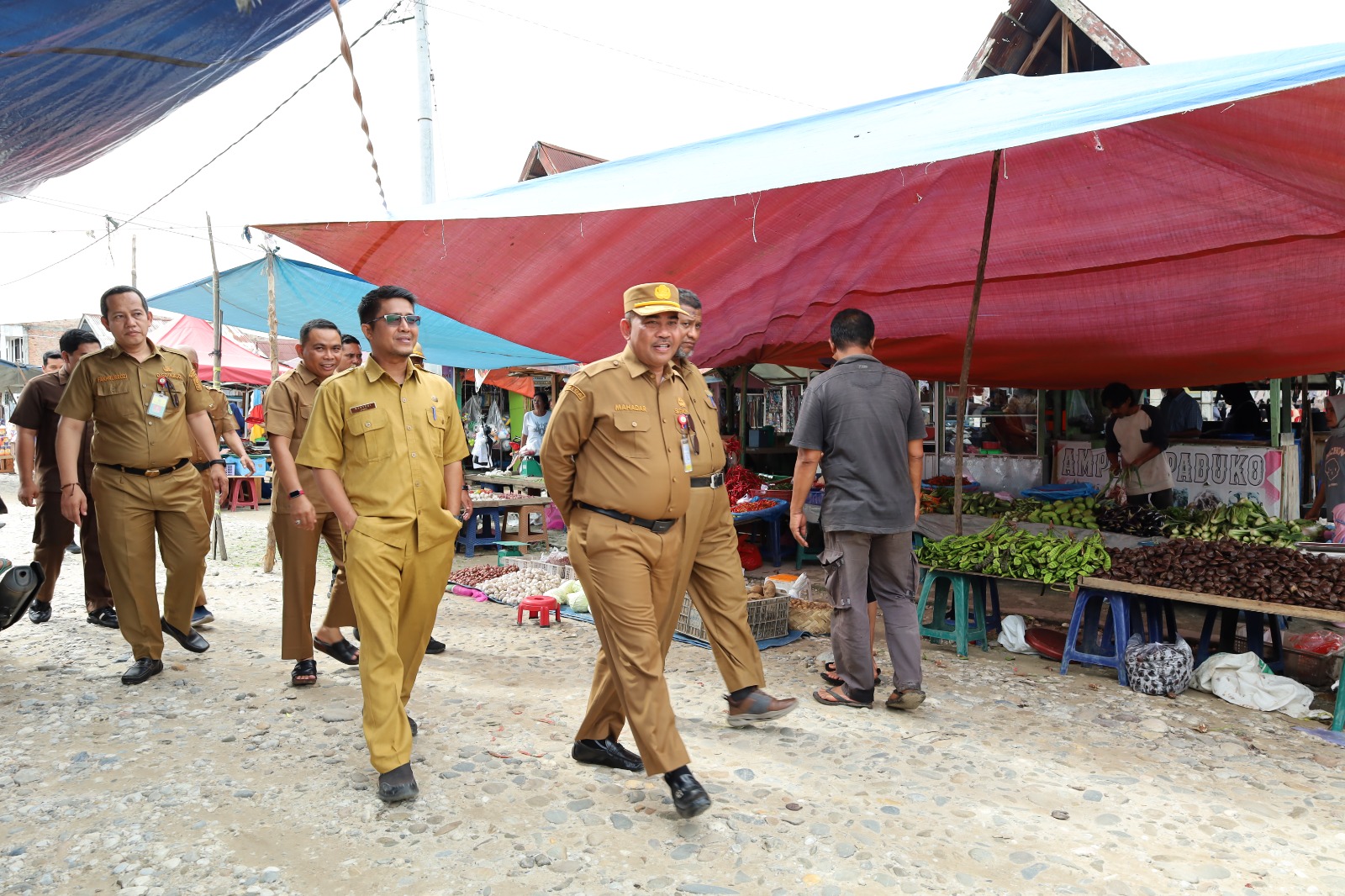 Usai Diterjang Puting Beliung, Sekda Siak Tinjau Pasar Sialang Sakti Dayun