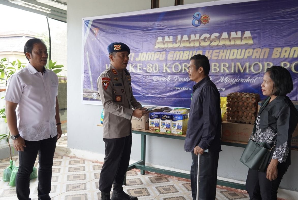 Brimob Polda Riau Gelar Anjangsana ke Panti Jompo di Usia Emas Korps Brimob Polri ke-80 Brimob Polda Riau Gelar Anjangsana ke Panti Jompo di Usia Emas Korps Brimob Polri ke-80