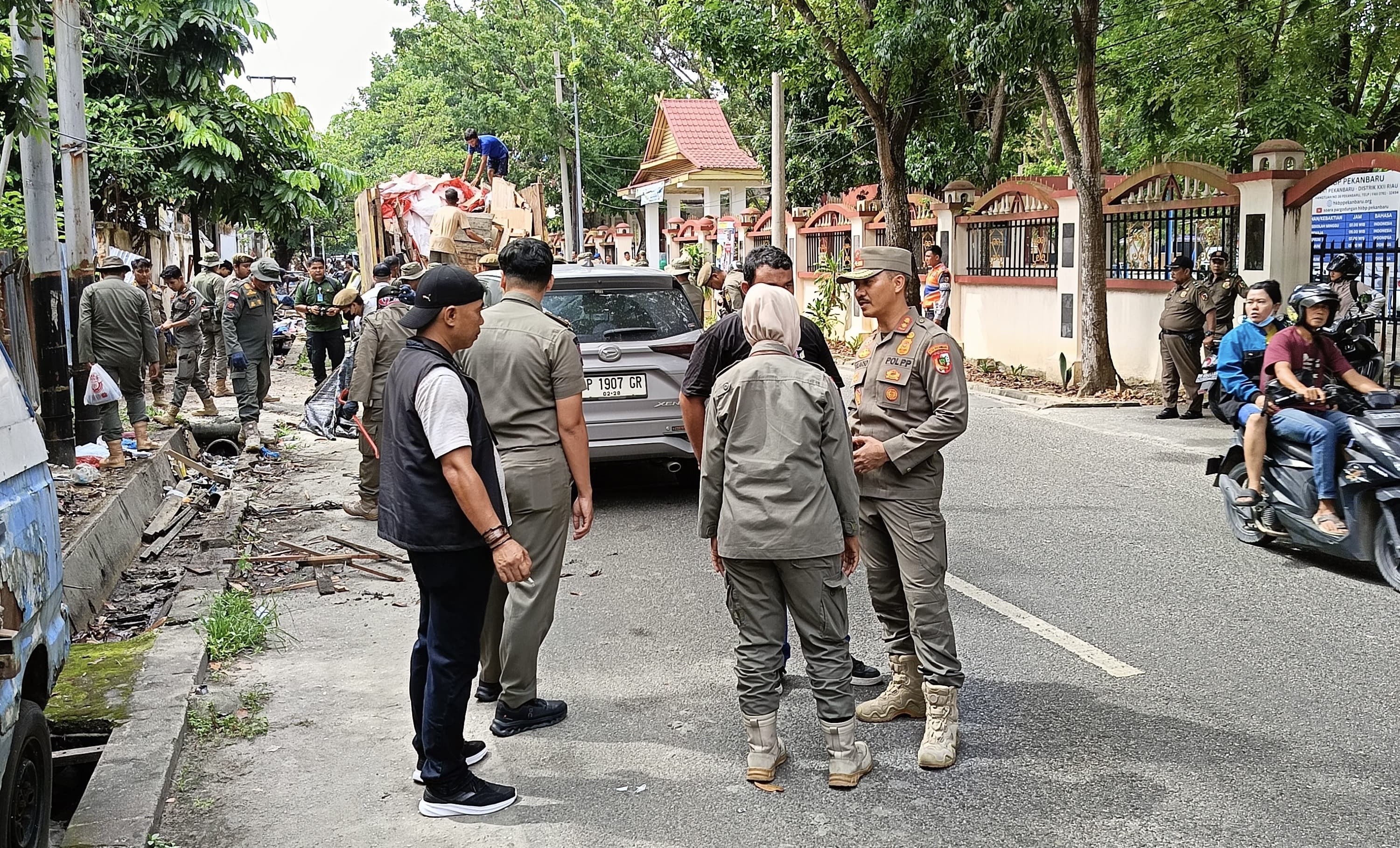 Tegakkan Perda Tanpa Kompromi, Satpol PP Ratakan Puluhan Bangunan Liar di Jl. Mustika