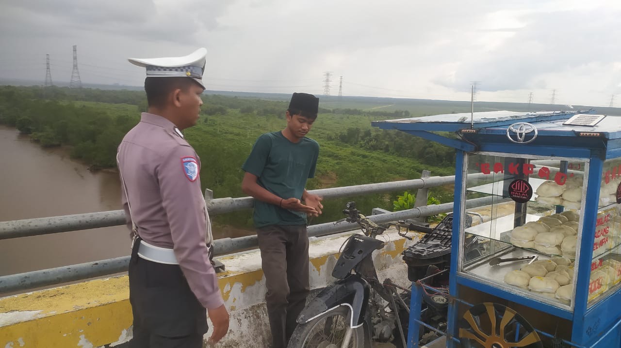 Polsek Tualang Tertibkan Pedagang dan Pengendara di Jembatan Maredan Polsek Tualang Tertibkan Pedagang dan Pengendara di Jembatan Maredan