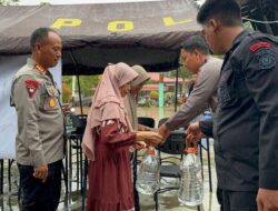 Brimob Riau Bawa Bantuan Sembako dan Air Bersih untuk Warga Terdampak Bencana di Sumbar