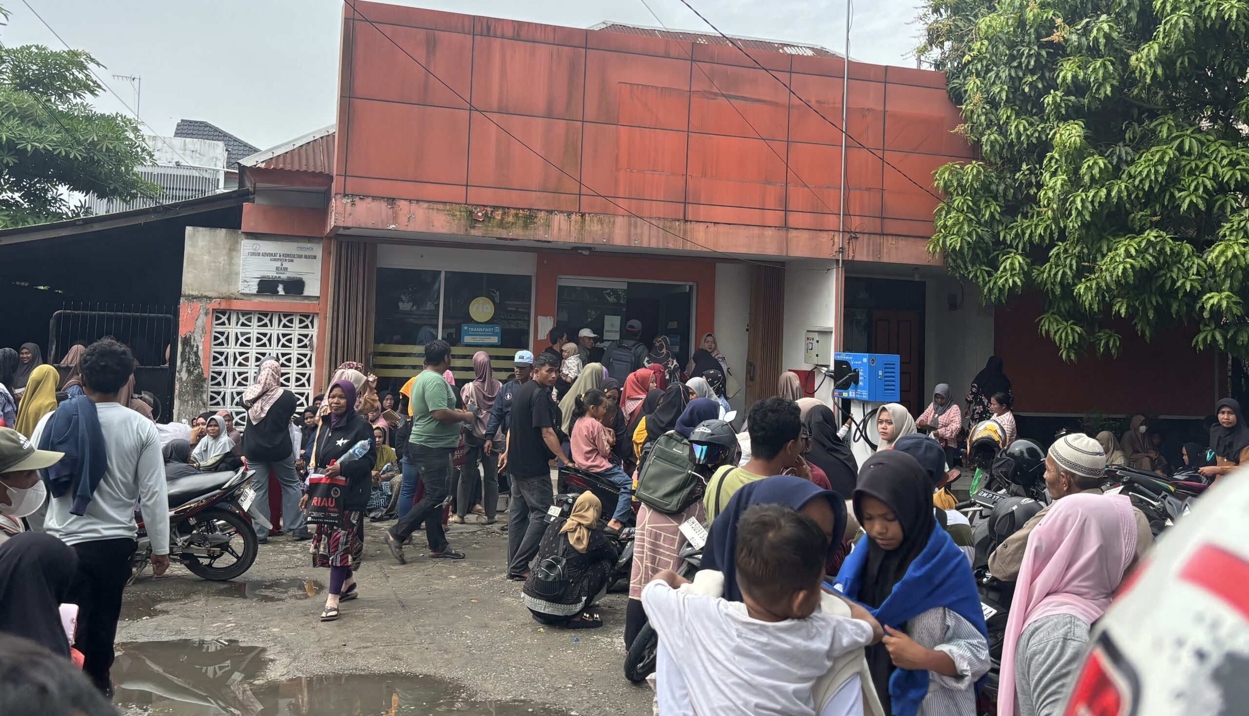 Jemput Dana Bansos, Warga Siak Serbu Kantor Pos Meski Akhir Pekan