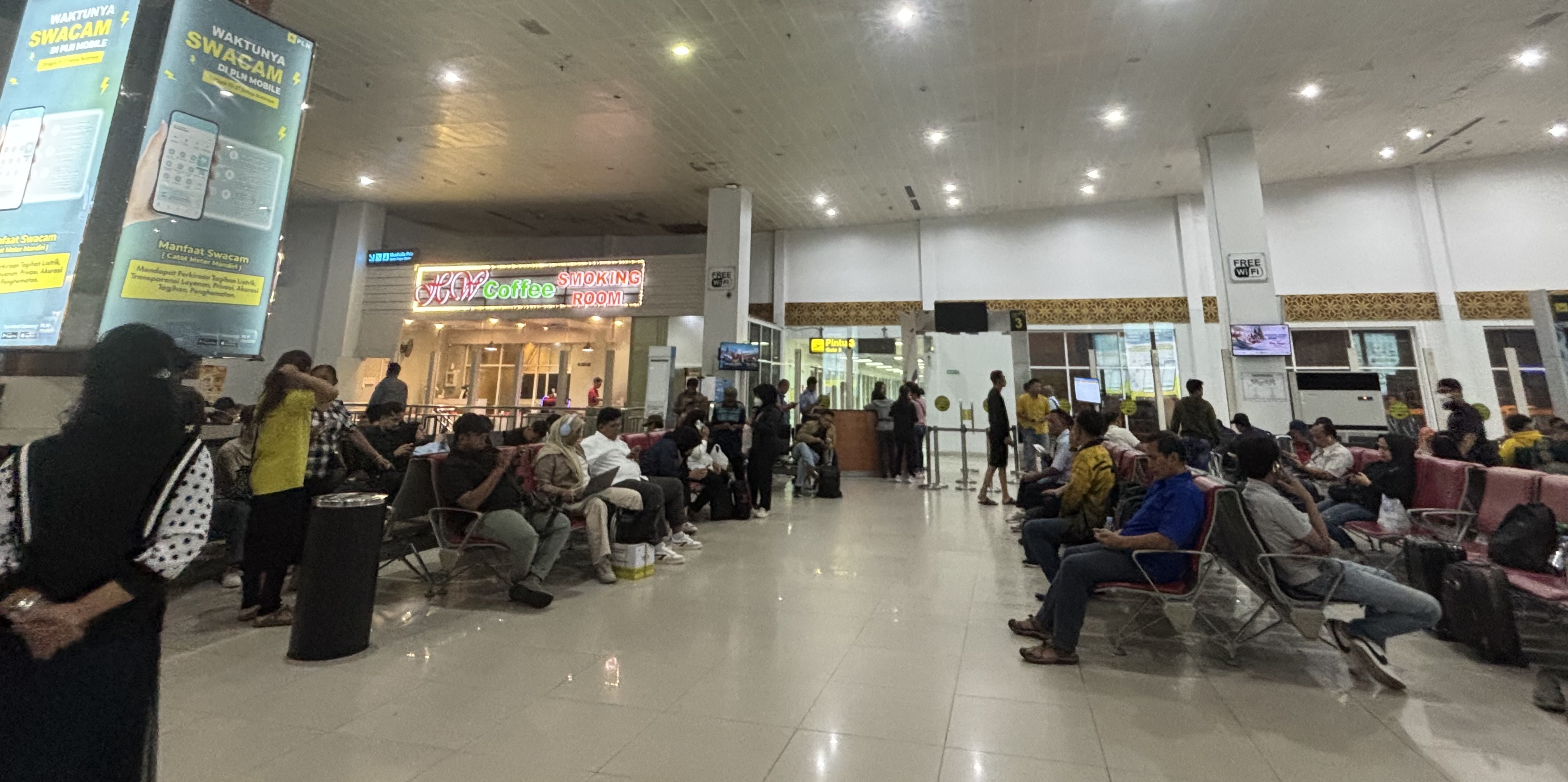 Super Air Jet IU 913 Terlambat 4 Jam, Ratusan Penumpang Terlantar Tanpa Kepastian