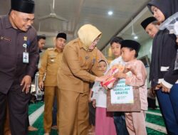 Di Tualang, Pemkab Siak Salurkan Santunan dan Seragam Gratis Untuk Anak Yatim dan Dhuafa