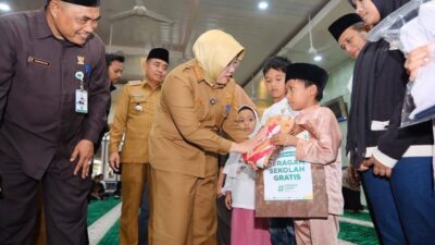 Di Tualang, Pemkab Siak Salurkan Santunan dan Seragam Gratis Untuk Anak Yatim dan Dhuafa