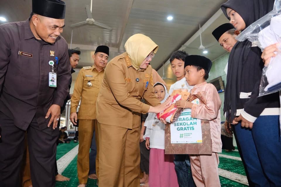 Di Tualang, Pemkab Siak Salurkan Santunan dan Seragam Gratis Untuk Anak Yatim dan Dhuafa