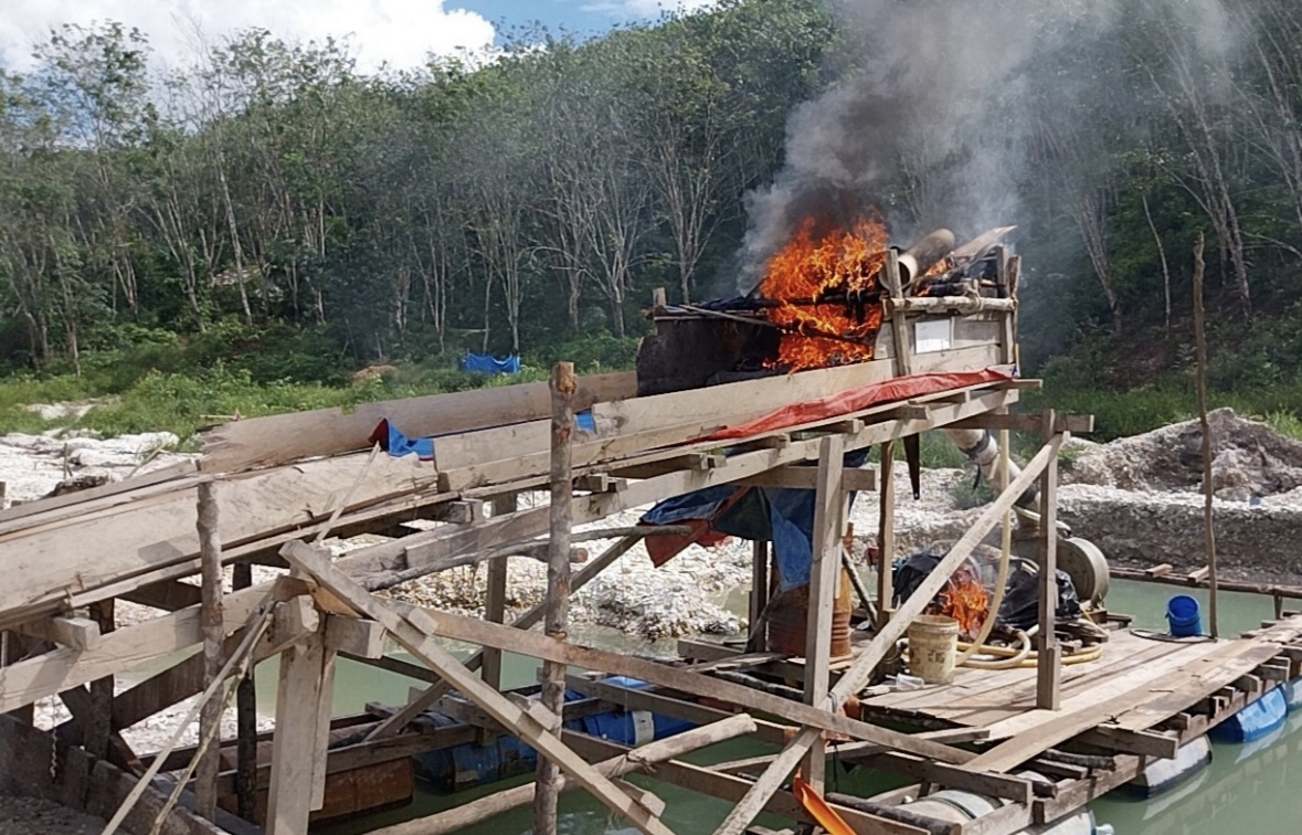 Aparat Gabungan Tertibkan 48 Rakit PETI di Lahan Aset Pemkab Kuansing Aparat Gabungan Tertibkan 48 Rakit PETI di Lahan Aset Pemkab Kuansing