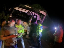 Langgar Larangan Tonase, Truk Kimia Terperosok di Okura dan Sebabkan Kemacetan