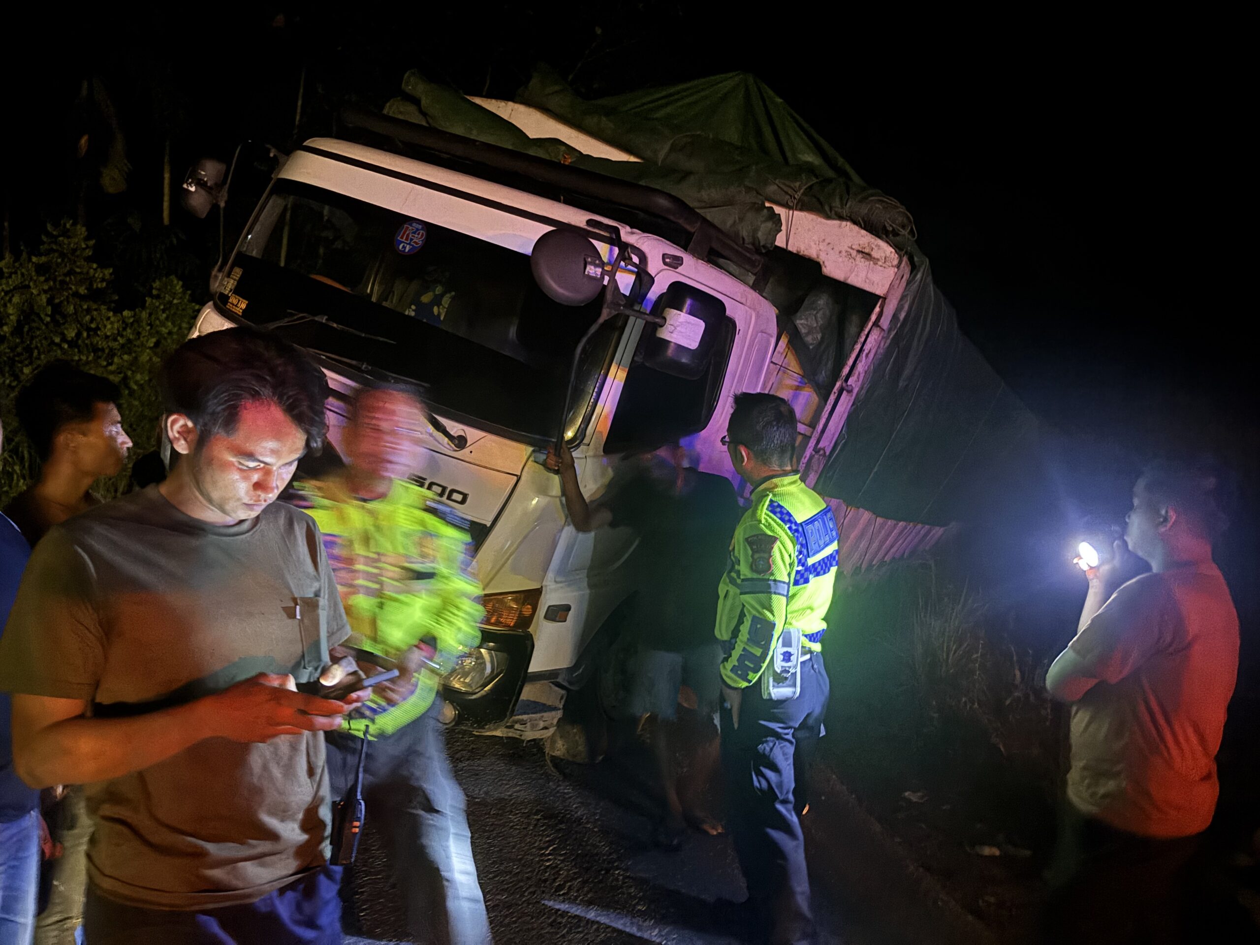 Langgar Larangan Tonase, Truk Kimia Terperosok di Okura dan Sebabkan Kemacetan