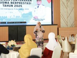 Serahkan Beasiswa Prestasi, Bupati Afni: Tahun Depan Bakal Tambah Kuota Penerima