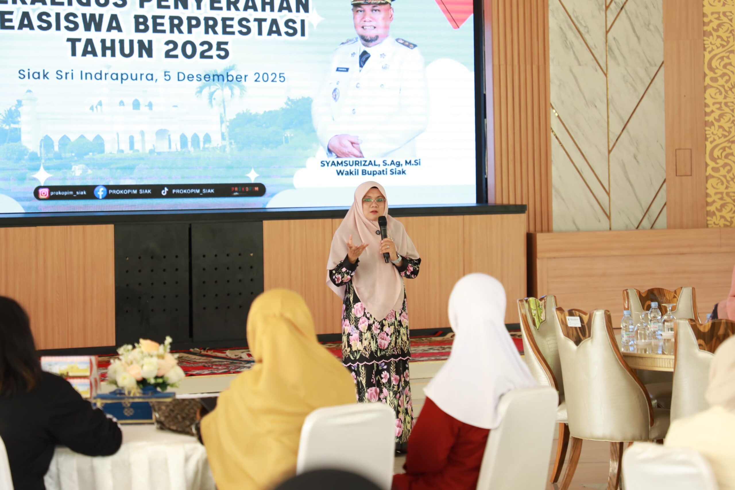 Serahkan Beasiswa Prestasi, Bupati Afni: Tahun Depan Bakal Tambah Kuota Penerima