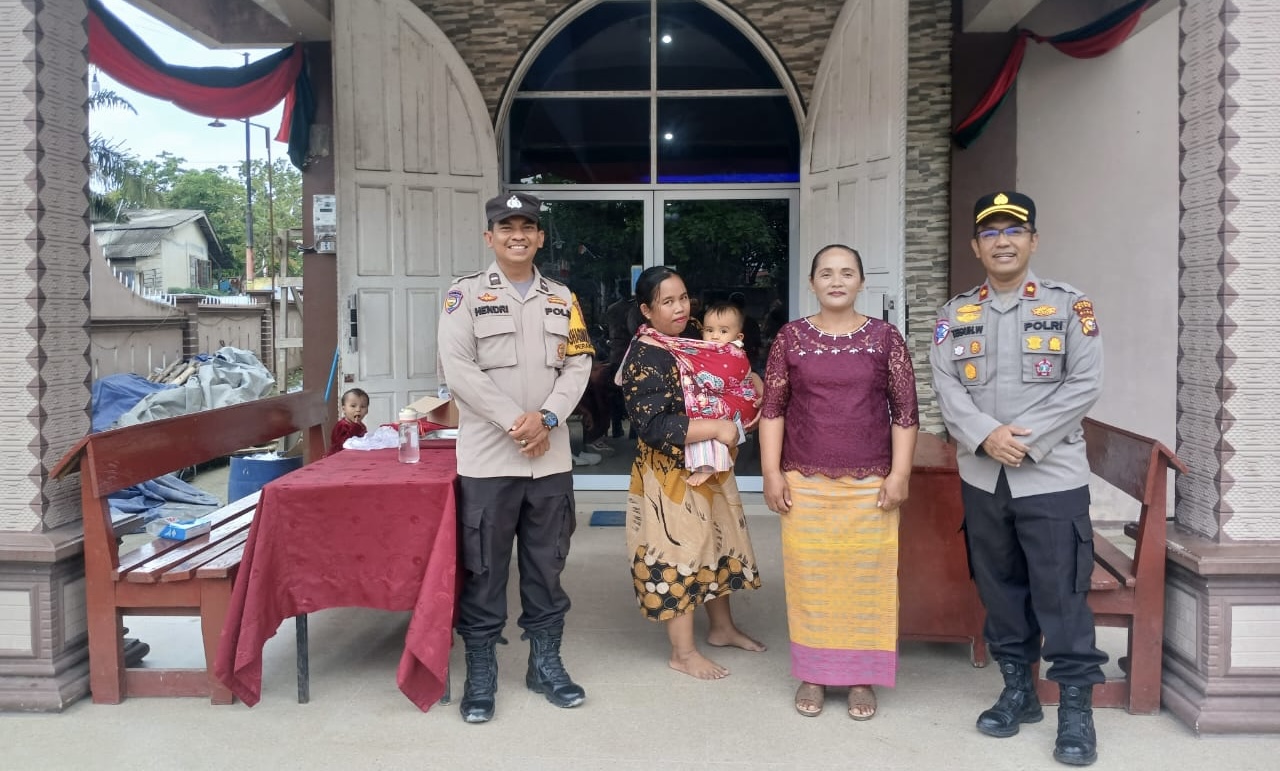 Sambangi Gereja Bersama Jajaran, Kapolsek Tualang Jamin Natal Berlangsung Aman dan Tenang