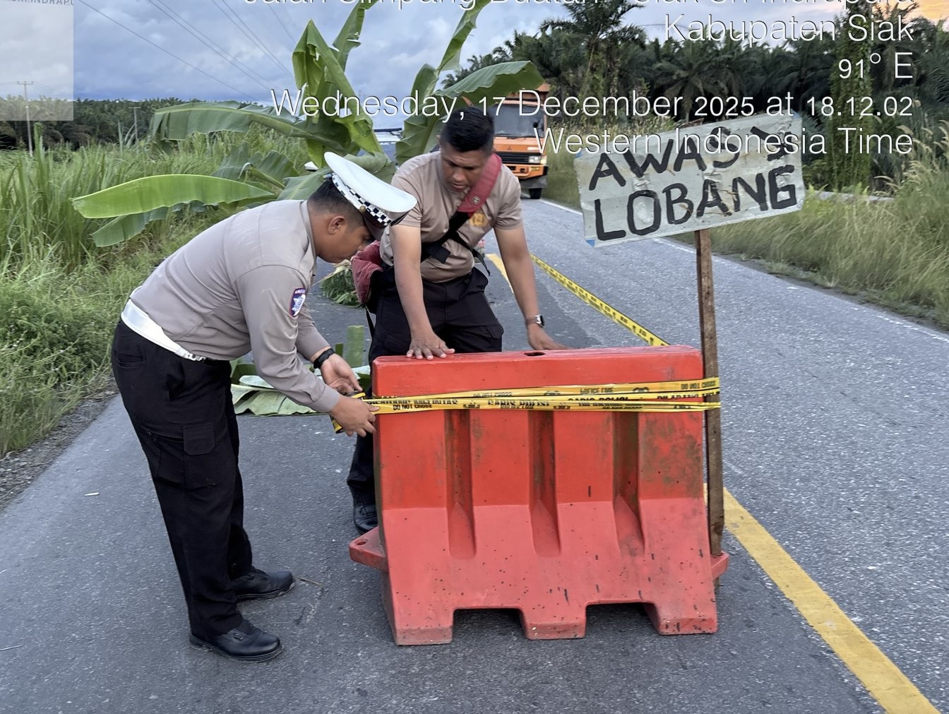 Cegah Laka Lantas, Satlantas Polres Siak Gerak Cepat Atasi Jalan Rusak di Dayun