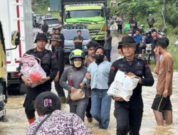 Brimob Polda Riau Amankan Jalur Lintas Sumatera yang Tergenang Banjir