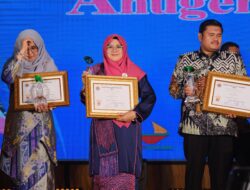 Jadi Bupati Perempuan Pertama, Bupati Siak dan Bengkalis Terima Anugerah Baiduri 2025