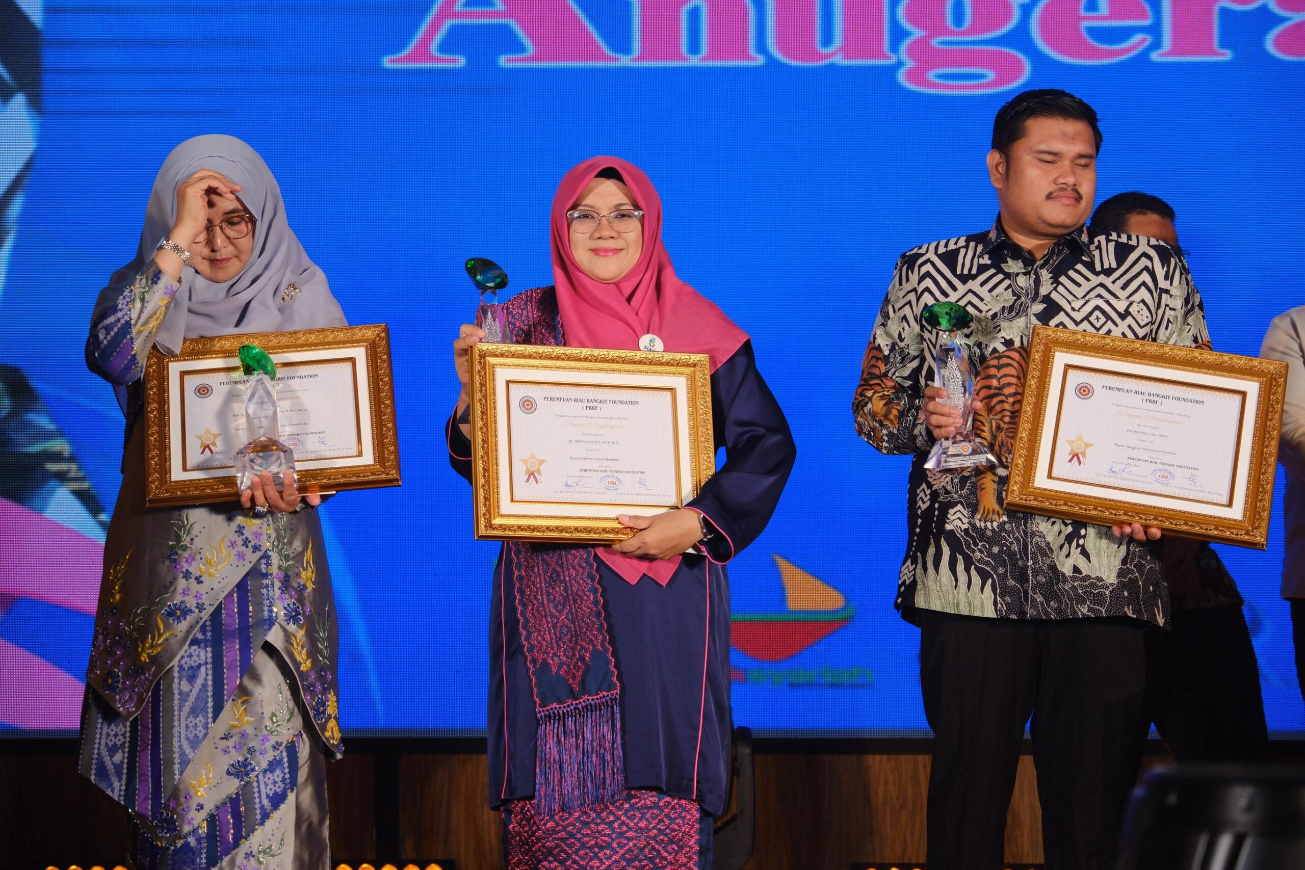 Jadi Bupati Perempuan Pertama, Bupati Siak dan Bengkalis Terima Anugerah Baiduri 2025