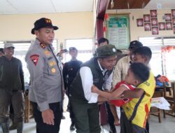 Menteri Kehutanan – Kapolda Riau Bantu Korban Bencana di Palembayan- Agam, Sumbar