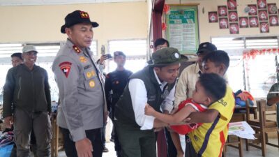 Menteri Kehutanan – Kapolda Riau Bantu Korban Bencana di Palembayan- Agam, Sumbar