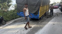 Jalan Lintas Pekanbaru–Siak Via PT SIR Rusak, Truk Terperosok Picu Macet Panjang