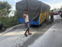 Jalan Lintas Pekanbaru–Siak Via PT SIR Rusak, Truk Terperosok Picu Macet Panjang
